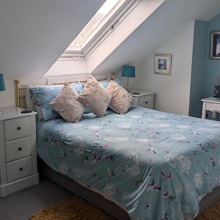 Village Life- Private Attic Suite - Living Room, Bedroom And Bathroom Newtown St Boswells Exterior photo