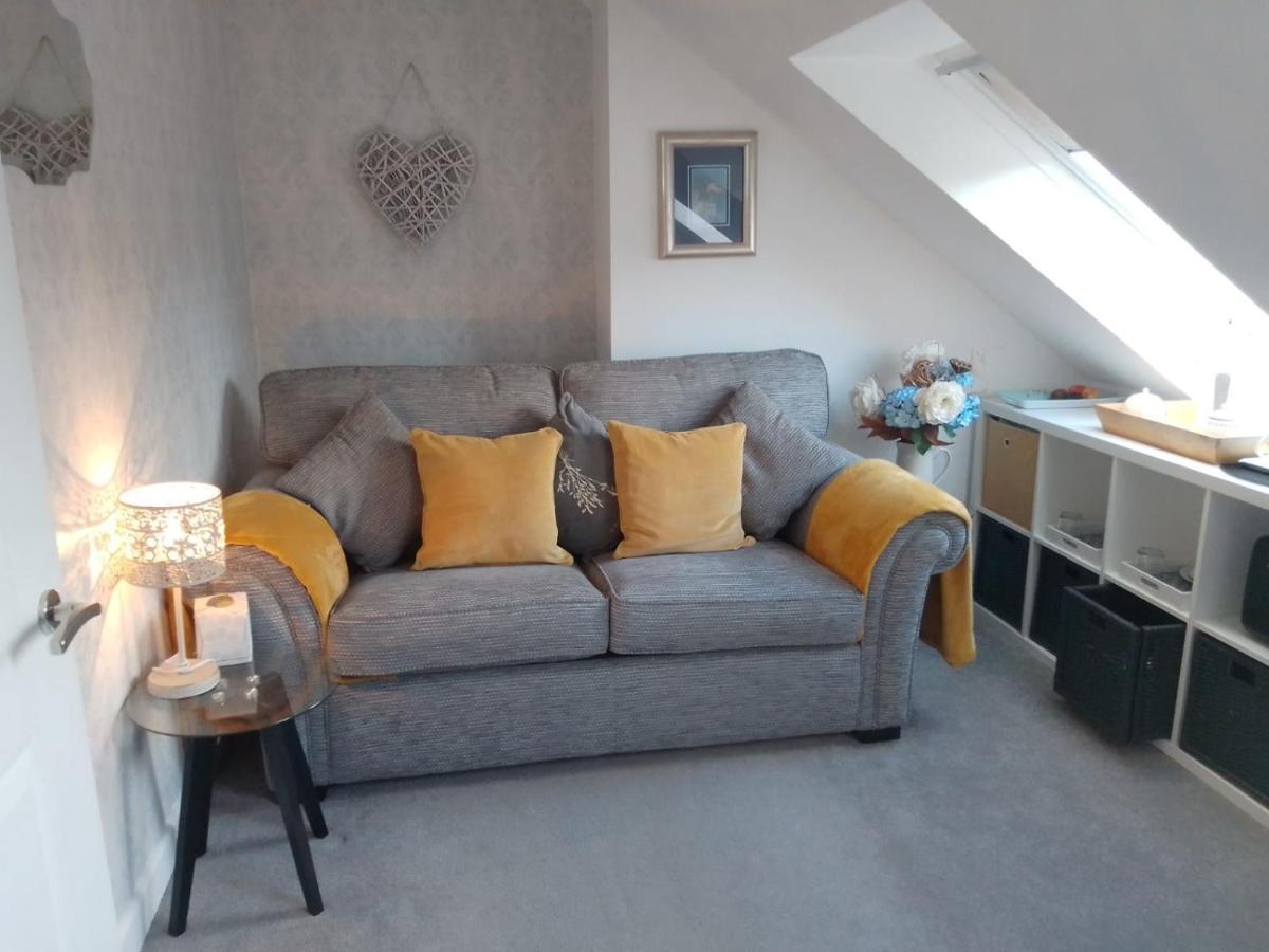 Village Life- Private Attic Suite - Living Room, Bedroom And Bathroom Newtown St Boswells Exterior photo