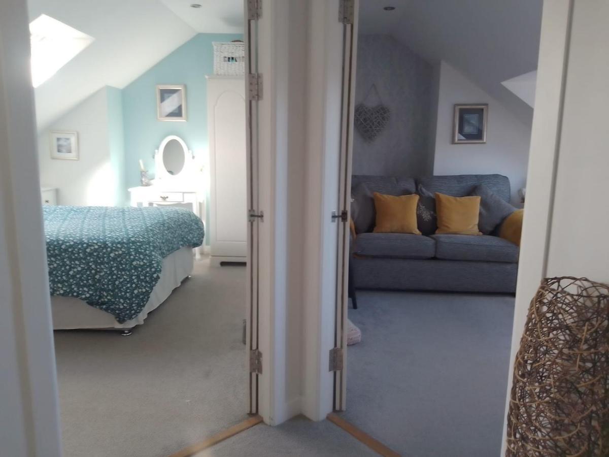 Village Life- Private Attic Suite - Living Room, Bedroom And Bathroom Newtown St Boswells Exterior photo
