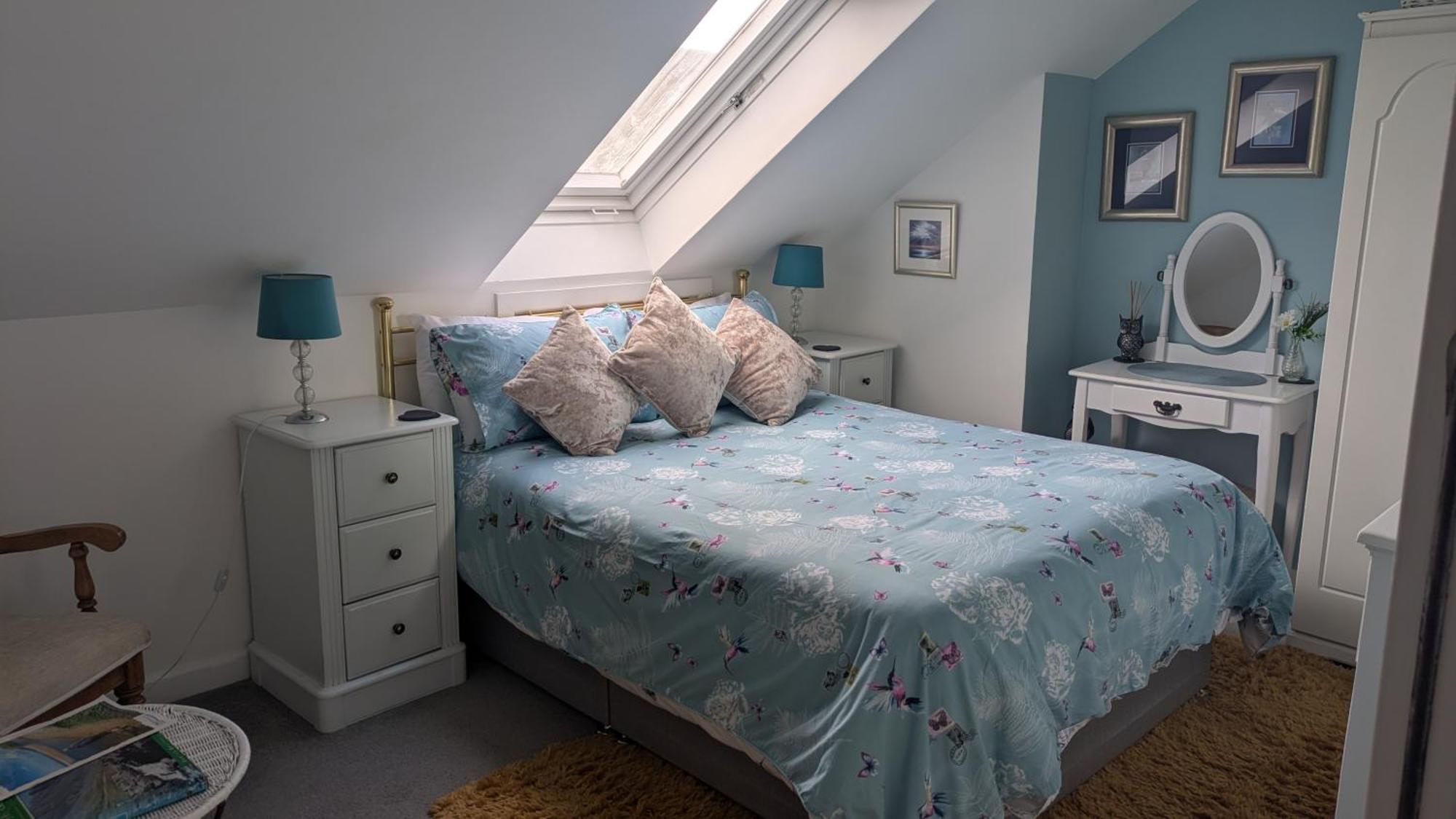 Village Life- Private Attic Suite - Living Room, Bedroom And Bathroom Newtown St Boswells Exterior photo